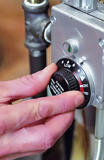 https://sinagrahotwater.com.au/uploads/2025/06/hot-water-servicing-70418.jpg